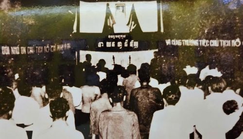 Đồng bào Khmer dự lễ truy điệu Bác Hồ trong vùng giải phóng vào năm 1971. Ảnh tư liệu.