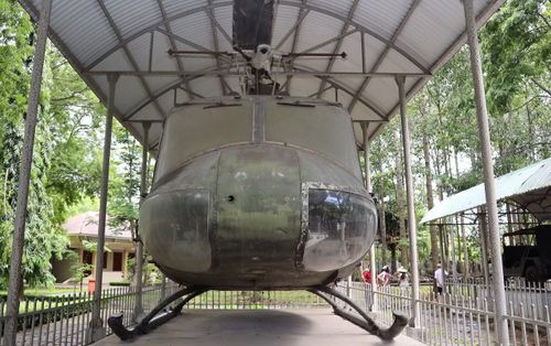 Một số hiện vật được trưng bày trong khuôn viên di tích.