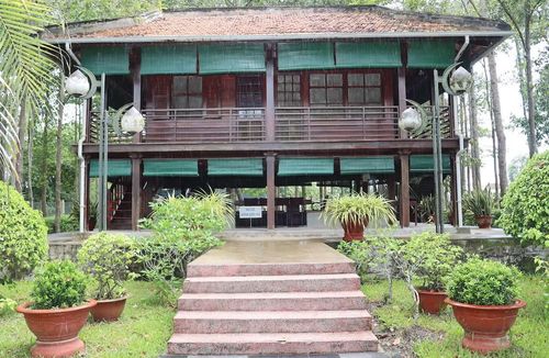 Phiên bản Nhà sàn Bác Hồ với tỷ lệ 97% bên trong khuôn viên di tích.