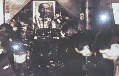 Phái đoàn Cơ quan Dân Chính Đảng thị xã Trà Vinh mặc niệm tưởng nhớ Bác Hồ trong Lễ khánh thành Đền thờ vào năm 1971. Ảnh tư liệu.