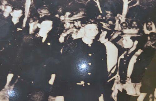 Lực lượng vũ trang viếng Đền thờ Bác Hồ vào năm 1971. Ảnh tư liệu.