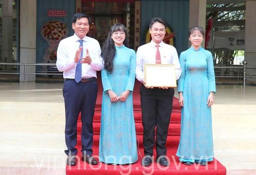 Đồng chí Dương Hoàng Sum, Giám đốc Sở Văn hóa - Thể thao và Du lịch Vĩnh Long trao giải Nhất Hội thi giới thiệu mô hình “Học tập và làm theo tư tưởng, đạo đức, phong cách Hồ Chí Minh” năm 2026. Ảnh CTTĐT tỉnh Vĩnh Long.