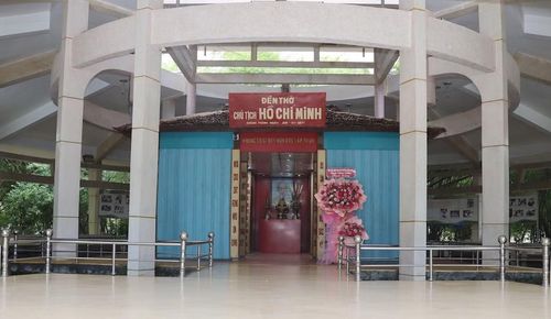 Đền thờ được bao bọc bởi ngôi nhà có biểu tượng đóa sen.
