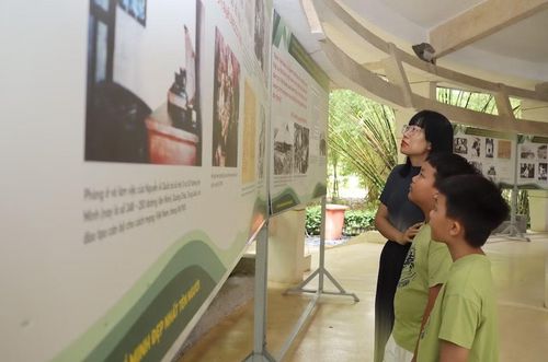 Khách tham quan tìm hiểu sâu sắc hơn về cuộc đời, sự nghiệp đấu tranh cách mạng của Chủ tịch Hồ Chí Minh và quá trình xây dựng, chiến đấu bảo vệ Đền thờ.