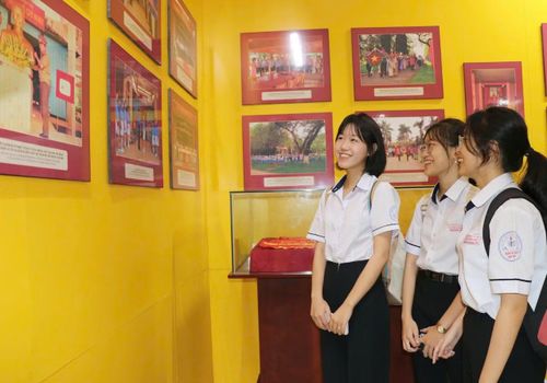 Các em học sinh tham quan, tìm hiểu quá trình xây dựng, chiến đấu bảo vệ Đền thờ tại Nhà trưng bày.