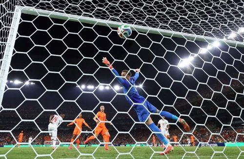 Diop đánh đầu tung lưới Hà Lan gỡ hòa cho Ma Rốc. Ảnh: Reuters.