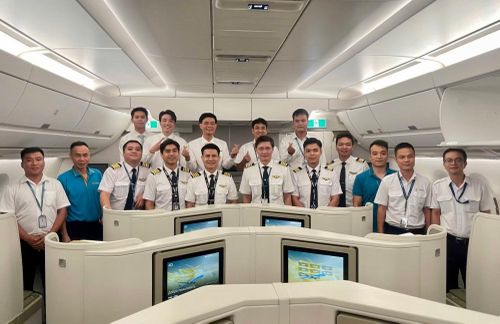 Phi hành đoàn phục vụ trên chuyến bay đặc biệt.