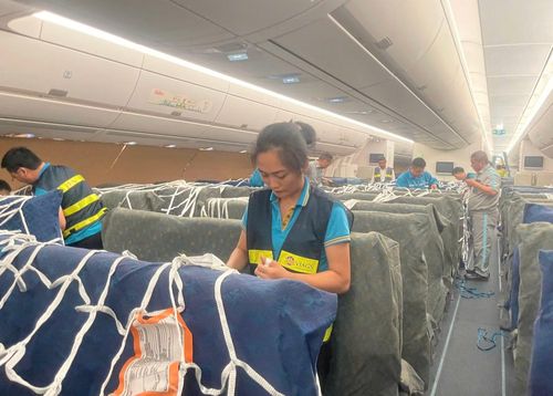 Nhân viên phục vụ mặt đất kiểm tra cẩn thận hàng hóa trước giờ máy bay cất cánh.