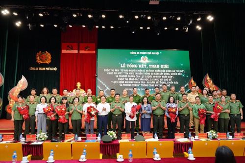 Các đại biểu, văn nghệ sĩ, tác giả đạt giải chụp ảnh lưu niệm tại chương trình.