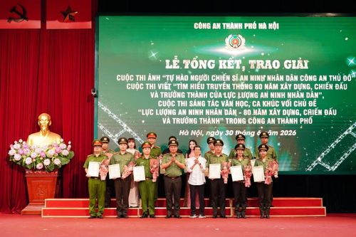 Ban Tổ chức trao Giấy chứng nhận, giải thưởng và tặng hoa cho các tác giả, nhóm tác giả đạt giải Cuộc thi sáng tác văn học, ca khúc với chủ đề “Lực lượng An ninh nhân dân - 80 năm xây dựng, chiến đấu và trưởng thành”.