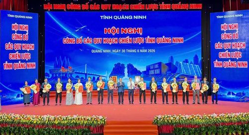 Tỉnh Quảng Ninh trao Quyết định chấp thuận chủ trương đầu tư, Giấy chứng nhận đăng ký đầu tư cho 18 dự án với tổng vốn gần 45.000 tỷ đồng.