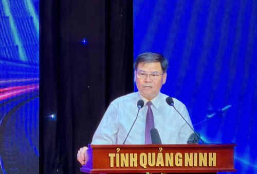 Ông Bùi Văn Khắng - Phó Bí thư Tỉnh ủy, Chủ tịch UBND tỉnh Quảng Ninh phát biểu tại hội nghị.