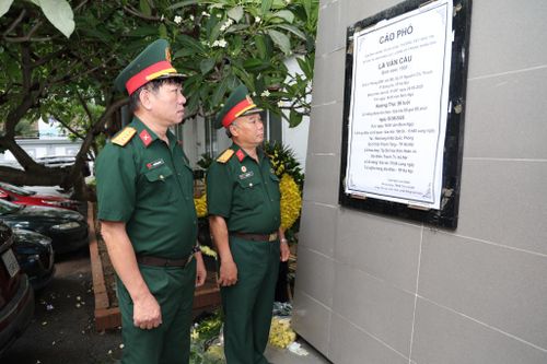 Các cựu chiến binh xem cáo phó, thời gian tổ chức Lễ viếng, Lễ truy điệu và Lễ an táng Anh hùng Lực lượng vũ trang nhân dân La Văn Cầu tại Nhà tang lễ Bộ Quốc phòng.