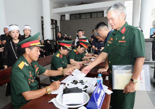 Các đoàn đại biểu đăng ký vào viếng Anh hùng Lực lượng vũ trang nhân dân La Văn Cầu tại Nhà tang lễ Bộ Quốc phòng.