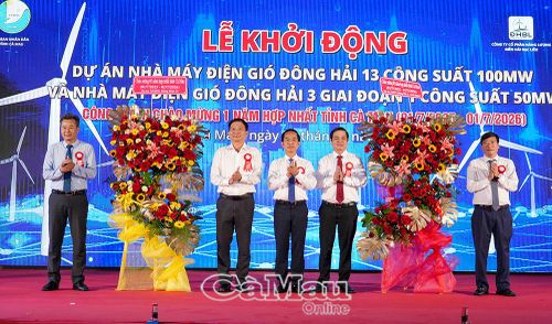 Đại diện các chủ đầu tư tặng hoa lãnh đạo tỉnh chúc mừng kỷ niệm 1 năm thành lập tỉnh Cà Mau.