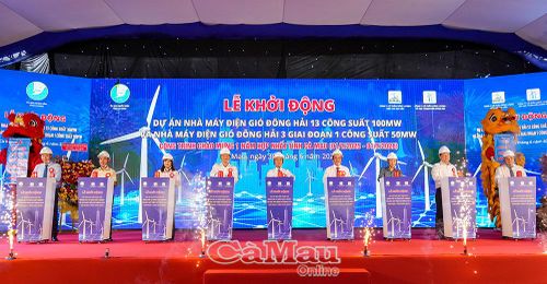 Đại diện lãnh đạo Tỉnh ủy, UBND tỉnh Cà Mau, các chủ đầu tư và lãnh đạo các địa phương thực hiện nghi thức ấn nút khởi động Dự án Nhà máy Điện gió Đông Hải 13 và Nhà máy Điện gió Đông Hải 3 giai đoạn 1.
