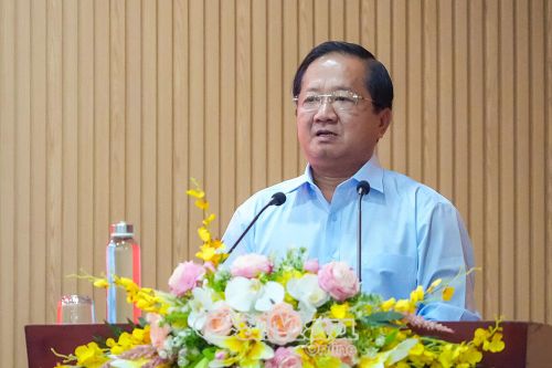 Ủy viên Ban Thường vụ Tỉnh ủy, Phó Chủ tịch Thường trực Ủy ban MTTQ Việt Nam tỉnh Cà Mau Lê Thanh Triều báo cáo về công tác triển khai xây dựng 1.069 căn nhà cho đối tượng khó khăn về nhà ở trên địa bàn tỉnh.