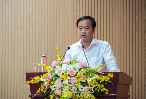 Phó Bí thư Thường trực Tỉnh ủy Huỳnh Quốc Việt nhấn mạnh yêu cầu nâng cao chất lượng công tác phát triển đảng viên và đánh giá cán bộ theo kết quả thực hiện nhiệm vụ.