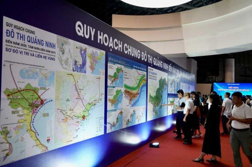 Các đại biểu xem các đồ án quy hoạch trưng bày tại hội nghị.