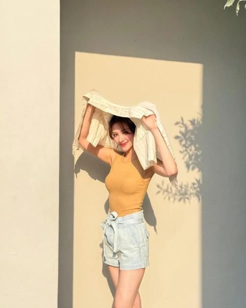Áo tank top và quần short là bộ đôi luôn "chiếm sóng" mỗi khi mùa Hè đến