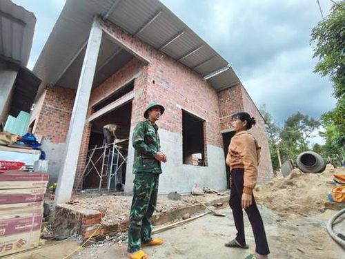 Được bộ đội giúp sức, nhà của chị Dương Thị Thành (xã Ia Phí, Gia Lai) sắp hoàn thành