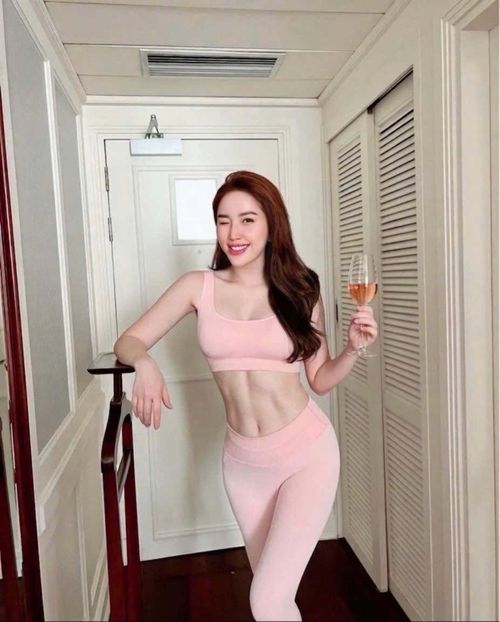 Cô cũng hạn chế sử dụng đồ uống có cồn để hỗ trợ quá trình giảm mỡ và cải thiện sức khỏe.