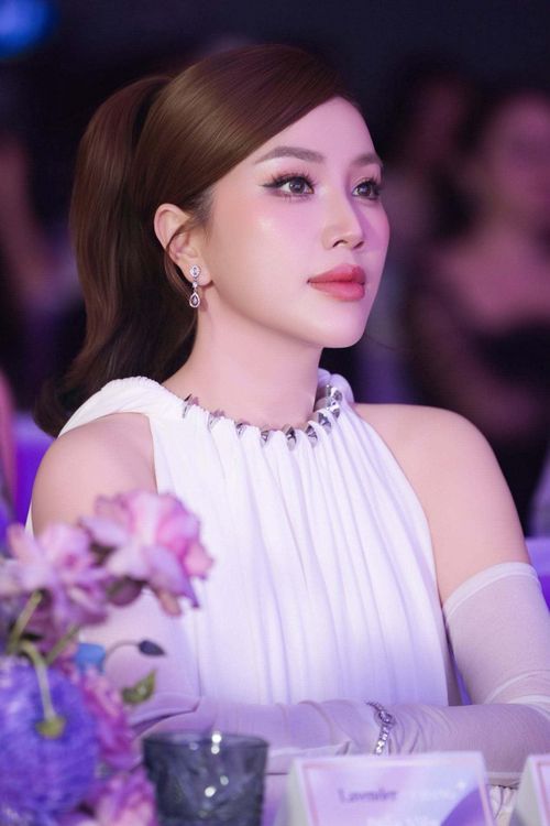 Không chỉ thay đổi về ngoại hình, Bảo Thy cũng dần trở lại với các hoạt động nghệ thuật sau thời gian ưu tiên chăm sóc gia đình. Trong năm 2026, cô góp mặt tại concert Anh trai "Say Hi" sau khi từng tham gia phiên bản truyền hình.