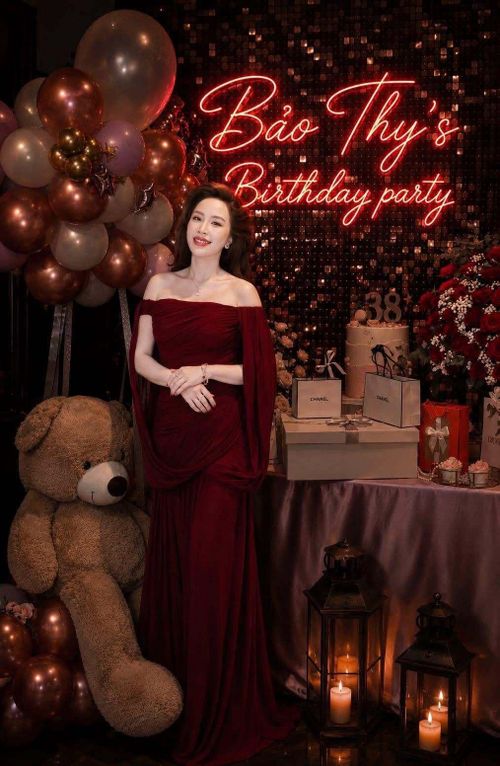 Gần đây, nữ ca sĩ cũng đánh dấu màn trở lại âm nhạc khi kết hợp với người bạn thân thiết Quang Vinh trong ca khúc Ôm anh khi em muốn khóc.