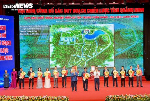 Lãnh đạo tỉnh Quảng Ninh trao các quyết định chấp thuận chủ trương đầu tư và giấy chứng nhận đăng ký đầu tư cho đại diện các dự án với tổng nguồn vốn 45.000 tỷ đồng.