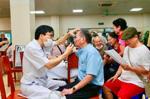 Các y, bác sĩ thực hiện khám chuyên khoa cho người có công và gia đình chính sách tham gia chương trình. Ảnh: PV