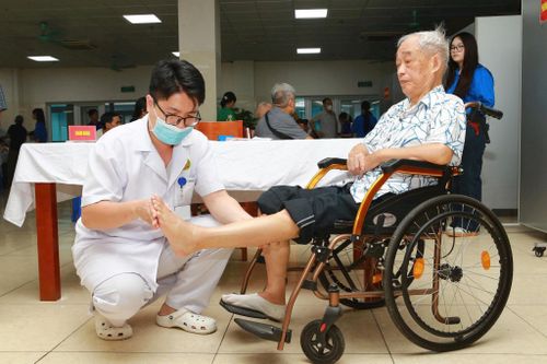 Các y, bác sĩ thực hiện khám chuyên khoa cho người có công và gia đình chính sách tham gia chương trình. Ảnh: PV