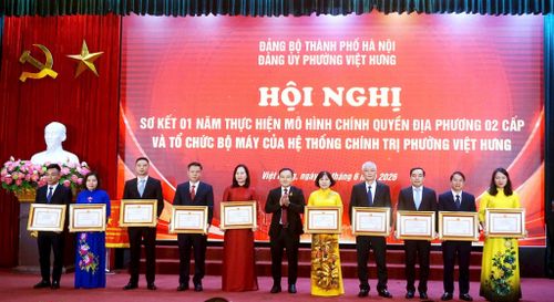 Chủ tịch UBND phường Việt Hưng Vũ Xuân Trường trao khen thưởng danh hiệu Lao động xuất sắc cấp thành phố cho các tập thể, cá nhân tiêu biểu. Ảnh: B.Duy