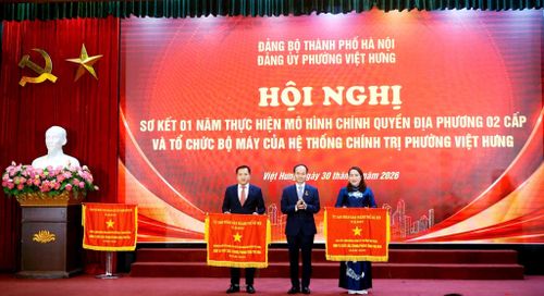 Bí thư Đảng ủy, Chủ tịch HĐND phường Việt Hưng Đường Hoài Nam trao Cờ thi đua của UBND thành phố tặng 2 tập thể tiêu biểu. Ảnh: B.Duy