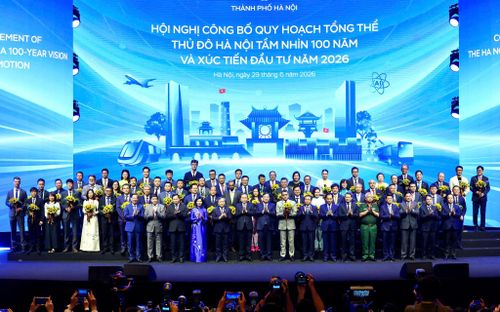Chủ tịch Quốc hội Trần Thanh Mẫn chụp ảnh cùng các đồng chí lãnh đạo và doanh nghiệp tại Hội nghị công bố Quy hoạch tổng thể Thủ đô Hà Nội tầm nhìn 100 năm và Xúc tiến đầu tư năm 2026. Ảnh: Quang Thái