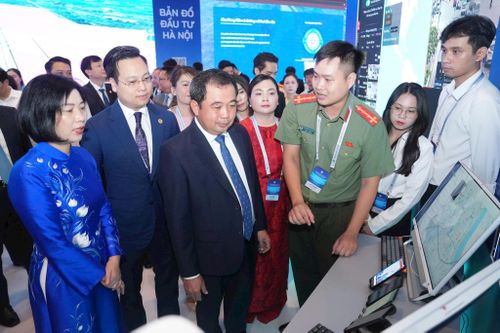 Các đồng chí lãnh đạo thành phố Hà Nội tham quan gian trưng bày tại hội nghị.