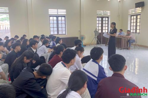 Học sinh tìm hiểu thông tin tuyển sinh tại Trung tâm GDNN - GDTX Vinh.