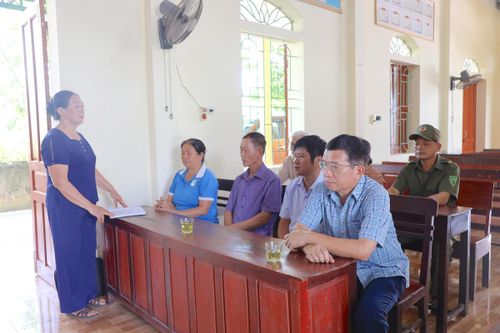 Bà Nguyễn Thị Thanh – Trưởng ban Công tác Mặt trận, Tổ trưởng tổ hòa giải thôn 1A, xã Đại Đồng (Nghệ An) cùng các thành viên đang xây dựng phương án hòa giải đơn thư của một công dân trên địa bàn. 