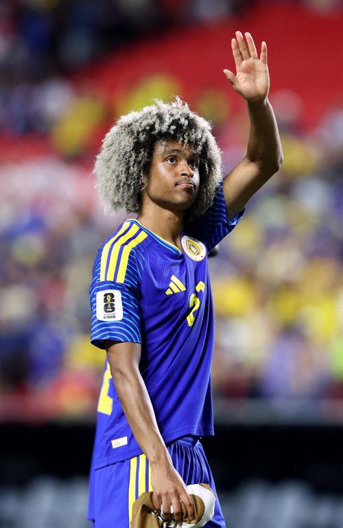 World Cup 2026 mang đến nhiều bất ngờ, trong đó có việc Curaçao trở thành một trong những đội tuyển được yêu mến nhất giải. Nhưng ít ai ngờ Tahith Chong cũng góp phần tạo nên dấu ấn theo cách rất riêng khi hồi sinh kiểu tóc từng gắn liền với huyền thoại Carlos Valderrama. Mái tóc xoăn bồng khổng lồ của tiền vệ này gần như không thể bị bỏ qua. Những lọn tóc liên tục rung lên theo từng pha xử lý bóng, rồi tung bay phía sau mỗi lần anh bứt tốc dọc đường biên.