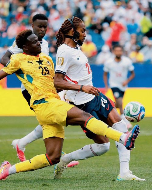 Dù bị gãy xương hàm, Djed Spence vẫn tiếp tục thi đấu tại World Cup với chiếc mặt nạ bảo hộ bằng sợi carbon. Thiết kế ôm trọn phần đầu và cổ gợi liên tưởng đến những bộ giáp trong phim khoa học viễn tưởng, trong khi phần chữ viết tắt tên cùng số áo được nhấn bằng tông vàng, biến món đồ bảo hộ y tế thành một phụ kiện đầy phong cách.