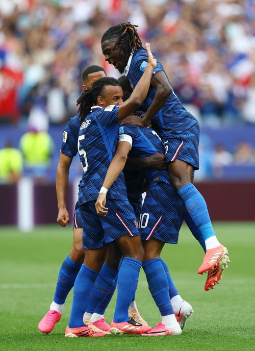 Mỗi kỳ World Cup đều gắn với một biểu tượng thời trang. Nếu Italy 1990 được nhớ đến với kiểu tóc đuôi chuột của Robert Baggio, còn World Cup 2010 nổi bật nhờ trái bóng Jabulani, thì năm nay tâm điểm thuộc về những đôi giày màu hồng xuất hiện dày đặc trên sân cỏ. Theo đội ngũ phát triển sản phẩm của New Balance, Nike và Adidas, màu hồng được lựa chọn chủ yếu để tăng khả năng nhận diện trên sân.