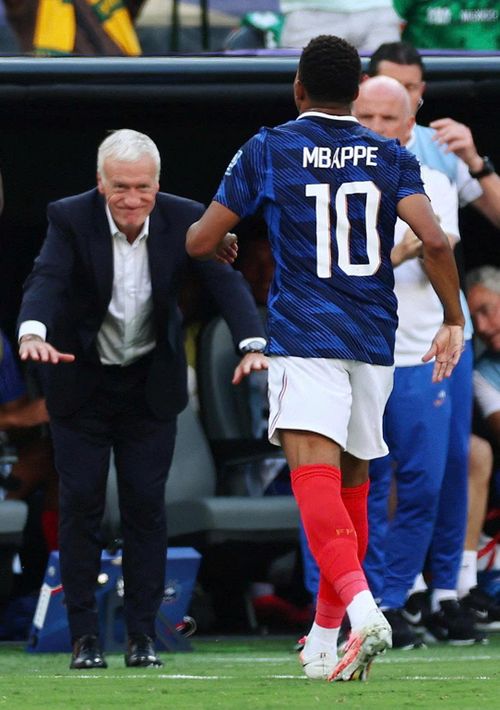  Sự xuất sắc của tiền đạo 28 tuổi thậm chí khiến HLV Didier Deschamps phải ngả mũ thán phục, cúi người thể hiện sự tri ân khi anh được thay ra trong trận đấu gặp Thụy Điển. Khoảnh khắc này nhanh chóng được nhiều người chia sẻ trên các nền tảng mạng xã hội với hàng chục nghìn lượt tương tác. 