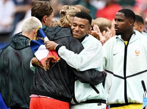  Mbappe cũng khiến nhiều khán giả thích thú khi có sự tương tác với Erling Haaland bên phía tuyển Na Uy trước giờ đối đầu hôm 27/6, khi Pháp giành chiến thắng với tỷ số 4-1. Giống đàn anh, Haaland vừa có thêm cho mình một kỷ lục khi cán mốc 60 pha lập công cho đội tuyển quốc gia.