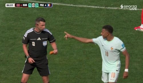  Cũng trong ngày tuyển Pháp đánh bại Na Uy, trước khi rời sân để nhường chỗ cho Jean-Philippe Mateta, Mbappe cần bàn giao băng đội trưởng cho người thay thế trên sân. Tuy nhiên thay vì trực tiếp trao lại cho đồng đội Aurelien Tchouameni, anh lại đưa cho trọng tài Michael Oliver và nhờ ông chuyển giúp. Hình ảnh này cũng lập tức gây bão, khiến không ít khán giả nhớ đến biệt danh "đô đốc", "chỉ huy" của anh trước đó. 