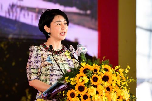  Một dự án đặc biệt khác cũng được khởi công sáng nay là đường vượt biển kết nối khu vực Cần Giờ - Vũng Tàu, lần đầu tiên tạo ra một trục giao thông trực tiếp kết nối hai cực tăng trưởng mới của TP.HCM, mở ra không gian phát triển hướng biển và thúc đẩy kinh tế biển, du lịch, logistics. Chia sẻ tại sự kiện, bà Trần Vân Anh - Phó tổng giám đốc Vingroup bày tỏ tin tưởng công trình sẽ trở thành biểu tượng hạ tầng mới của TP.HCM, góp phần đưa Cần Giờ trở thành đô thị biển hiện đại, kết nối mạnh mẽ với khu vực và thế giới. 