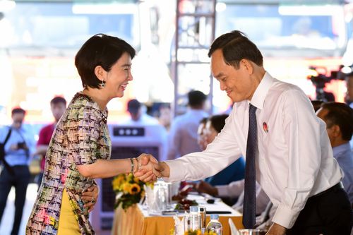  Lãnh đạo Vingroup cam kết sẽ huy động những nguồn lực tốt nhất về tài chính, công nghệ, nhân lực và kinh nghiệm quản trị dự án, đồng thời phối hợp chặt chẽ với các cơ quan quản lý, các đơn vị tư vấn, thiết kế, thi công để triển khai dự án bảo đảm chất lượng, tiến độ, an toàn, tuân thủ đầy đủ các quy định của pháp luật. 