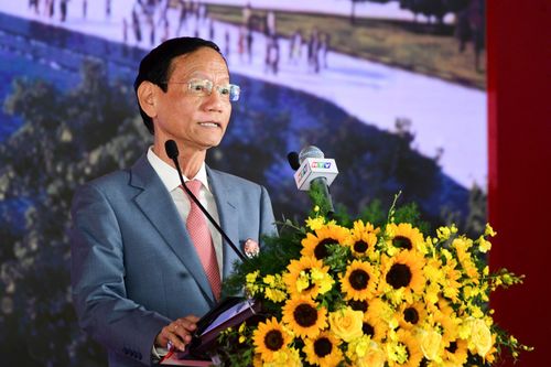  Trong khi đó, liên danh CTCP Tập đoàn Geleximco cùng ITC Corp và SCIC được giao thực hiện dự án cảng tổng hợp và container Cái Mép Hạ (giai đoạn 1) với tổng vốn đầu tư 50.820 tỷ đồng. Ông Vũ Văn Tiền, Chủ tịch Hội đồng sáng lập Geleximco khẳng định dự án sẽ là chìa khóa chiến lược, cửa ngõ kinh tế biển trọng yếu, trung tâm trung chuyển container, trung tâm logistics của khu vực, góp phần thực hiện thắng lợi mục tiêu tăng trưởng hai con số của TP.HCM và cả nước. 