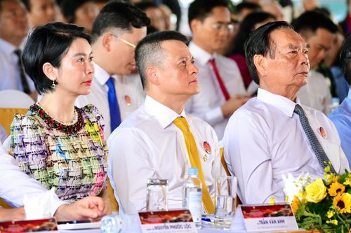  Đồng hành cùng TP.HCM trong 8 dự án đợt này có các doanh nghiệp tư nhân lớn như Sun Group, Vingroup, Masterise Group, Geleximco, CTCP Vận tải và Thương mại Quốc tế (ITC), cùng Tổng công ty Đầu tư và Kinh doanh vốn Nhà nước (SCIC). 