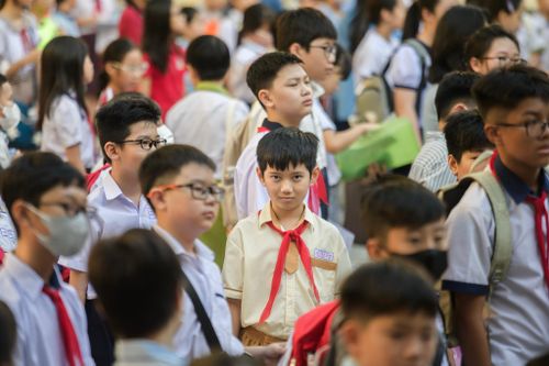 Tại TP.HCM, tuyển sinh lớp 6 ở một số trường THCS nhiều năm qua luôn có mức cạnh tranh cao, thậm chí tỷ lệ chọi còn vượt nhiều trường THPT chuyên. Trong đó, trường THCS và THPT Trần Đại Nghĩa là điểm nóng nhất. Năm 2025, trường từng nhận 4.851 hồ sơ cho 350 chỉ tiêu, tương đương tỷ lệ chọi gần 1/14 - mức cao nhất kể từ năm 2015. Học sinh muốn dự khảo sát phải đạt từ 9 điểm trở lên ở bài kiểm tra cuối năm lớp 5 môn Toán và Tiếng Việt. Bên cạnh đó, các trường THCS Hoa Lư, THCS Bình Thọ và THCS Trần Quốc Toản 1 cũng duy trì kỳ khảo sát đầu vào với tỷ lệ cạnh tranh cao, lần lượt khoảng 1/4,9 và 1/3,9 trong năm 2025.