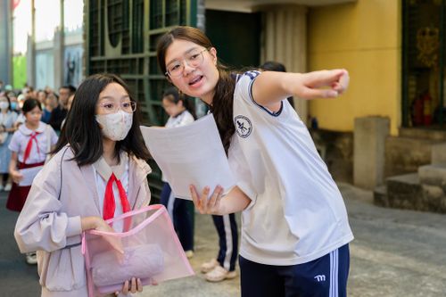 Để hỗ trợ các thí sinh nhỏ tuổi trong ngày khảo sát, trường THCS - THPT Trần Đại Nghĩa bố trí đội học sinh tình nguyện hướng dẫn, điều phối các em di chuyển đến đúng khu vực tập trung trước giờ làm bài.