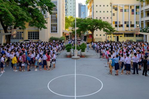 Các học sinh xếp hàng ngay ngắn tại sân trường theo từng bảng tên do nhà trường bố trí. Trưởng điểm thi liên tục phát loa hướng dẫn, nhắc thí sinh đứng đúng vị trí để chuẩn bị vào phòng làm bài.